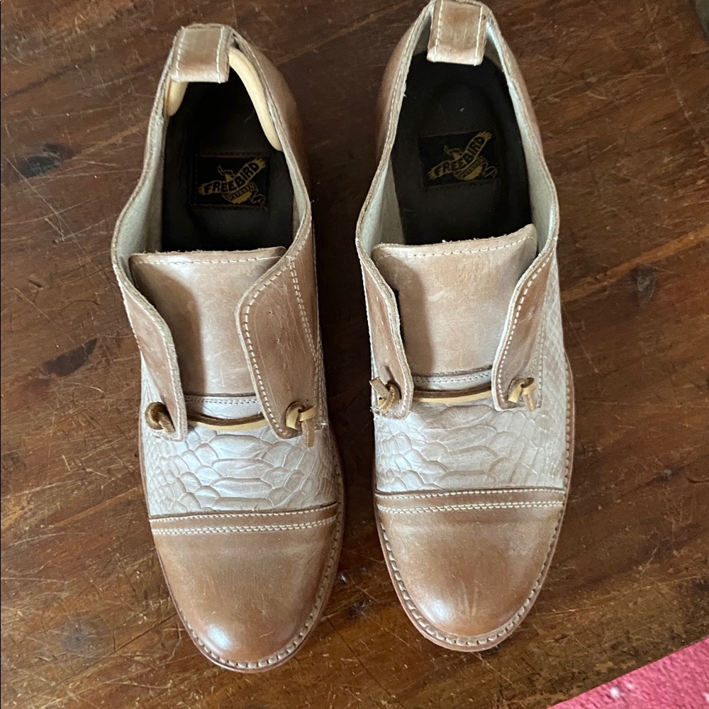 Women’s tan Freebird shoes